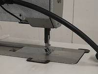 Industriële naaimachine op tafel, durkopp adler, k467 990096 467-65-fa-373, 1995 - afbeelding 12 van  14