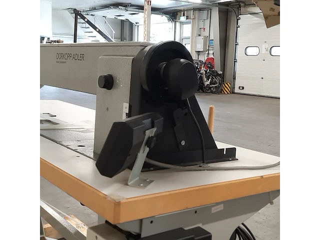 Industriële naaimachine op tafel, durkopp adler, k467 990096 467-65-fa-373, 1995 - afbeelding 14 van  14