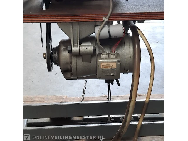 Industriële naaimachine - afbeelding 14 van  17