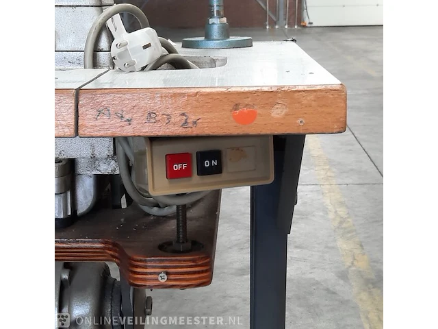 Industriële naaimachine - afbeelding 7 van  17
