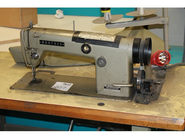 Industriële naaimachinetafel brother db2-b755-100 380 v. afmeting 106 x 50 x 80 cm. - afbeelding 1 van  3