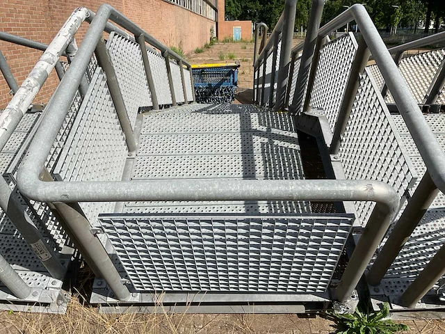 Industriële toegangstrap - 13 treden - platform - afbeelding 4 van  10