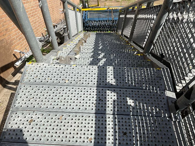 Industriële toegangstrap - 13 treden - platform - afbeelding 1 van  8