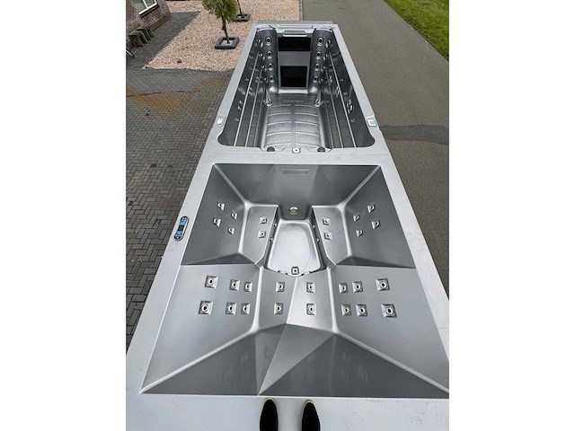 Infinitas 15 persoons dubbele cabine jacuzzi / zwemspa en buitenspa - afbeelding 32 van  34
