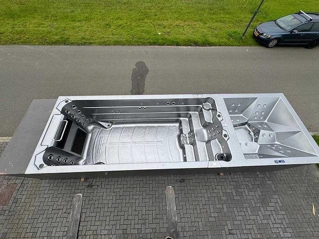 Infinitas 15 persoons dubbele cabine jacuzzi / zwemspa en buitenspa - afbeelding 1 van  34