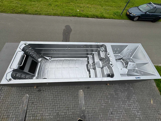 Infinitas 15 persoons dubbele cabine jacuzzi / zwemspa en buitenspa - afbeelding 30 van  34