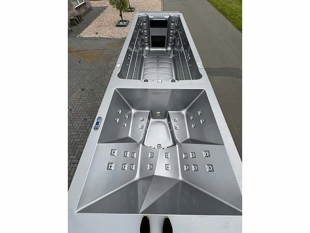 Infinitas 15 persoons dubbele cabine jacuzzi / zwemspa en buitenspa - afbeelding 32 van  34