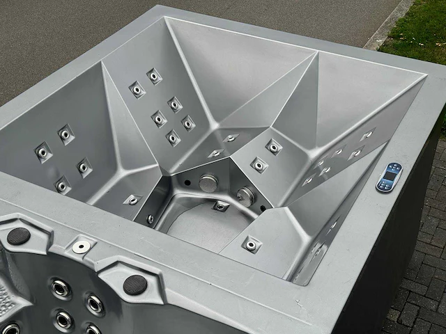 Infinitas 15 persoons dubbele cabine jacuzzi / zwemspa en buitenspa - afbeelding 34 van  34