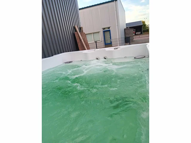 Infinitas 15 persoons jacuzzi en zwemspa - afbeelding 27 van  44