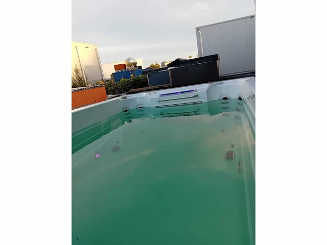 Infinitas 15 persoons jacuzzi en zwemspa - afbeelding 37 van  44