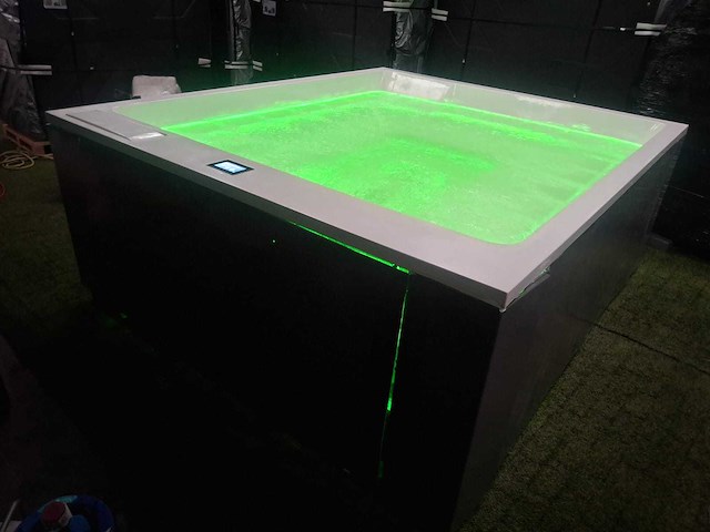 Infinitas paolo ferralli invisibile 8 persoons jacuzzi en buitenspa - afbeelding 54 van  56
