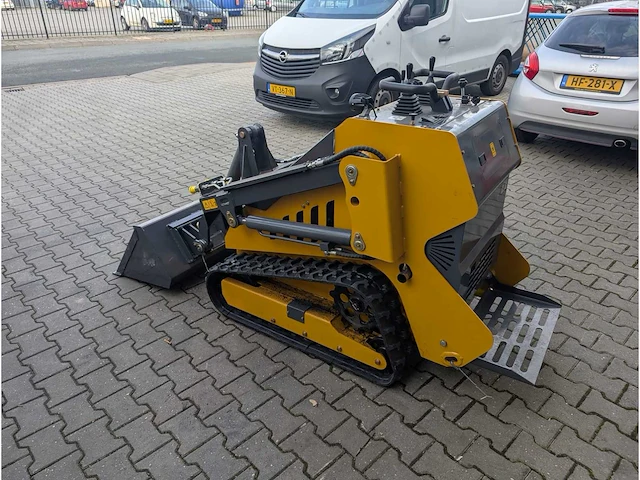 Infront - skidster - minishovel - schranklader - rupsbanden - afbeelding 2 van  2