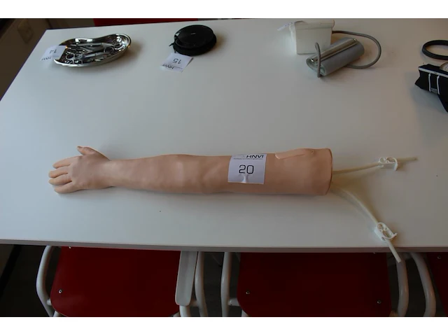 Infuus/injectie oefenarm - afbeelding 1 van  2
