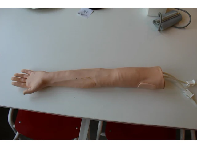 Infuus/injectie oefenarm - afbeelding 2 van  2