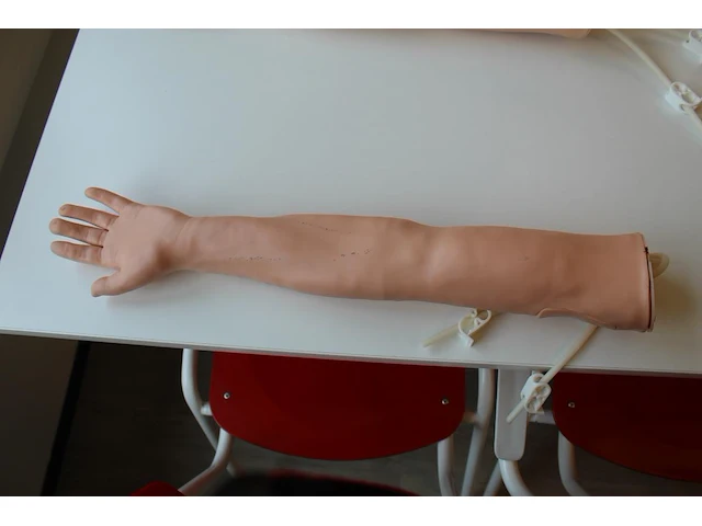 Infuus/injectie oefenarm - afbeelding 2 van  2