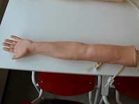 Infuus/injectie oefenarm - afbeelding 2 van  2