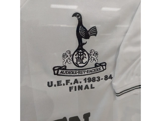Ingelijst " tottenham hotspur " shirt u.e.f.a final 1983-84 - afbeelding 6 van  9