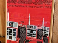 Ingelijste poster .die neue serie international-schlepper - afbeelding 1 van  2