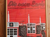 Ingelijste poster .die neue serie international-schlepper - afbeelding 2 van  2