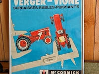 Ingelijste poster mc cormick international, nouvelle ligne verger-vigne, bouwjaar 1954 - afbeelding 1 van  4