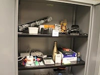 Inhoud archiefkasten zijnde kantoormaterialen waaronder brievenbakjes, (gekleurd) papier, schrijfmaterialen... - afbeelding 1 van  3