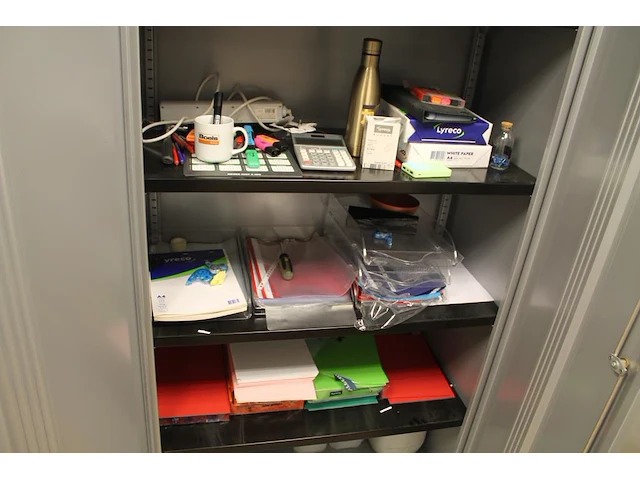 Inhoud archiefkasten zijnde kantoormaterialen waaronder brievenbakjes, (gekleurd) papier, schrijfmaterialen... - afbeelding 2 van  3