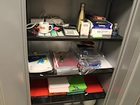 Inhoud archiefkasten zijnde kantoormaterialen waaronder brievenbakjes, (gekleurd) papier, schrijfmaterialen... - afbeelding 2 van  3