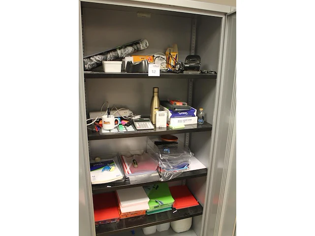 Inhoud archiefkasten zijnde kantoormaterialen waaronder brievenbakjes, (gekleurd) papier, schrijfmaterialen... - afbeelding 3 van  3