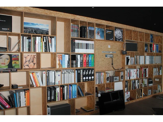 Inhoud boekenkast waaronder grote hoeveelheid stalen, designtijdschriften, catalogi, kleurenwaaiers, nietma... - afbeelding 1 van  6