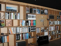 Inhoud boekenkast waaronder grote hoeveelheid stalen, designtijdschriften, catalogi, kleurenwaaiers, nietma... - afbeelding 1 van  6