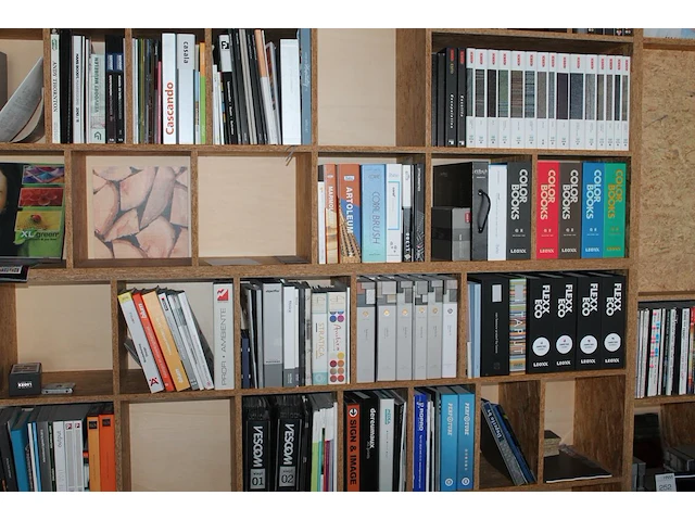 Inhoud boekenkast waaronder grote hoeveelheid stalen, designtijdschriften, catalogi, kleurenwaaiers, nietma... - afbeelding 2 van  6