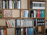 Inhoud boekenkast waaronder grote hoeveelheid stalen, designtijdschriften, catalogi, kleurenwaaiers, nietma... - afbeelding 2 van  6