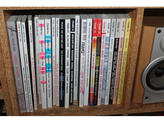 Inhoud boekenkast waaronder grote hoeveelheid stalen, designtijdschriften, catalogi, kleurenwaaiers, nietma... - afbeelding 3 van  6