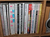 Inhoud boekenkast waaronder grote hoeveelheid stalen, designtijdschriften, catalogi, kleurenwaaiers, nietma... - afbeelding 3 van  6