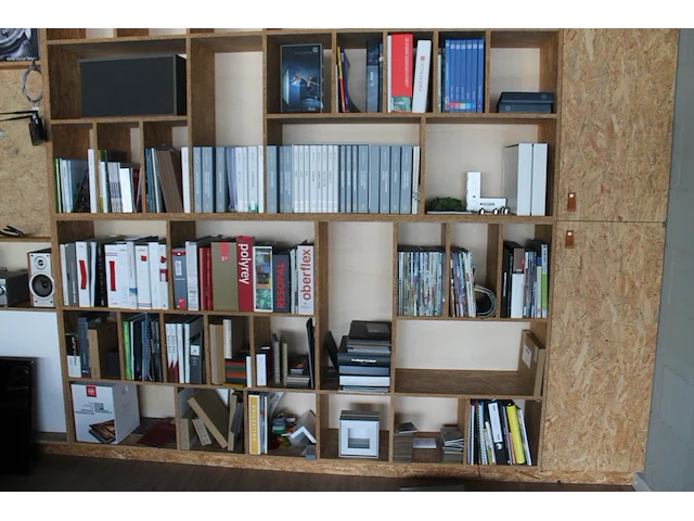 Inhoud boekenkast waaronder grote hoeveelheid stalen, designtijdschriften, catalogi, kleurenwaaiers, nietma... - afbeelding 4 van  6