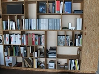 Inhoud boekenkast waaronder grote hoeveelheid stalen, designtijdschriften, catalogi, kleurenwaaiers, nietma... - afbeelding 4 van  6