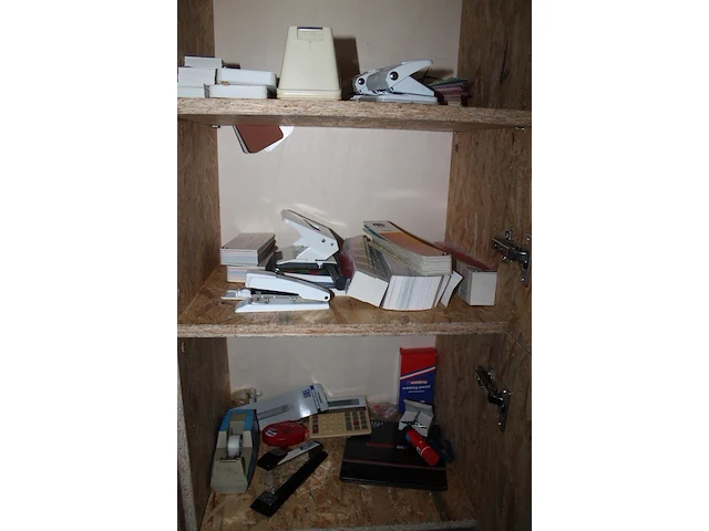 Inhoud boekenkast waaronder grote hoeveelheid stalen, designtijdschriften, catalogi, kleurenwaaiers, nietma... - afbeelding 6 van  6