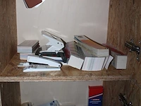 Inhoud boekenkast waaronder grote hoeveelheid stalen, designtijdschriften, catalogi, kleurenwaaiers, nietma... - afbeelding 6 van  6