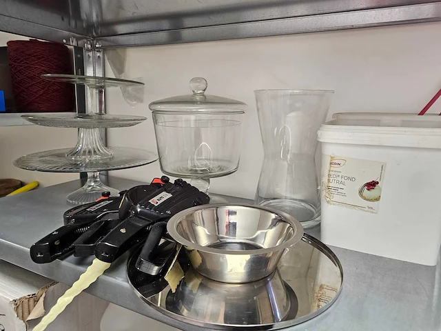 Inhoud complete bakkerij winkel opslagruimte - afbeelding 4 van  9