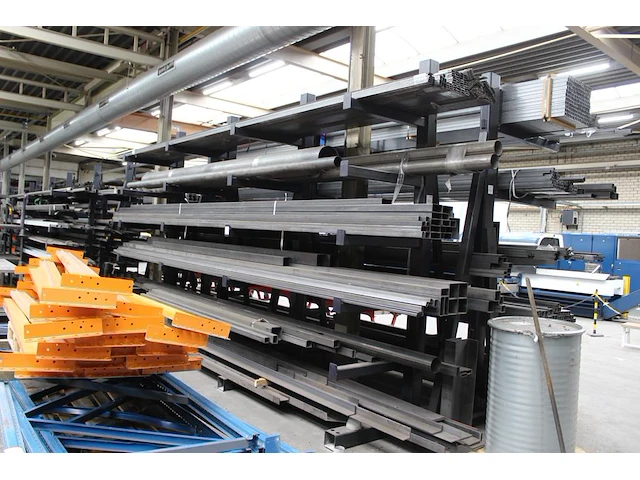Inhoud draagarmstelling kavel p308 kokers, buizen en profielen in grote diversiteit, totaal ruim 300 stuks - afbeelding 1 van  2