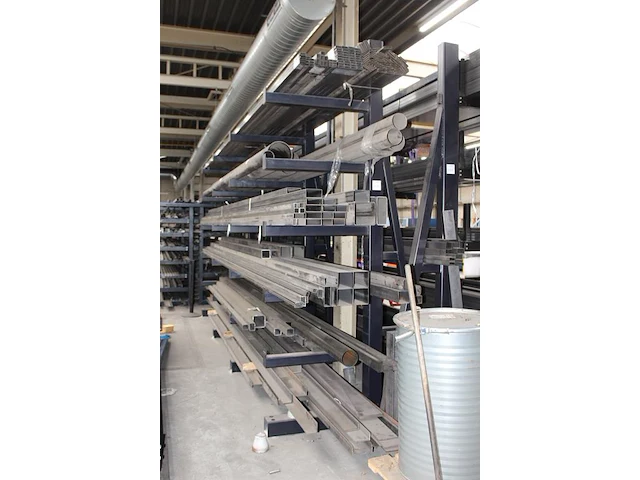 Inhoud draagarmstelling kavel p308 kokers, buizen en profielen in grote diversiteit, totaal ruim 300 stuks - afbeelding 2 van  2