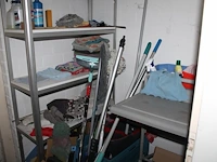 Inhoud hok zijnde schoonmaakartikelen, schoonmaakgereedschappen, mopwagen en magazijnstelling. - afbeelding 1 van  4