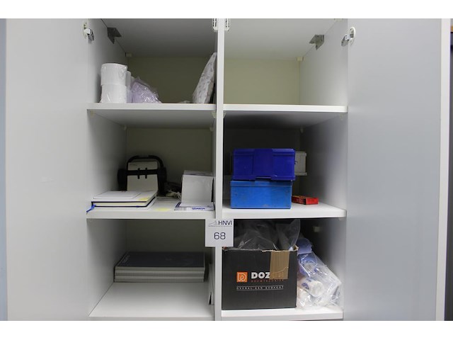 Inhoud houten magazijnkast w.o. schrijfblokken, verbandmiddelen, spuitbussen, rekenmachines en verlengkabels. - afbeelding 1 van  8