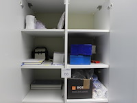 Inhoud houten magazijnkast w.o. schrijfblokken, verbandmiddelen, spuitbussen, rekenmachines en verlengkabels. - afbeelding 1 van  8