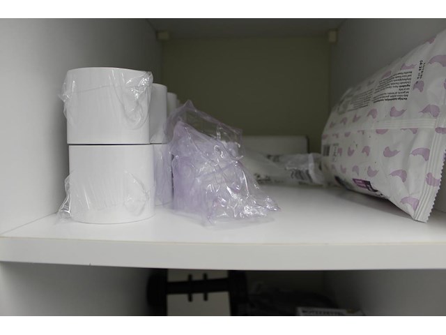 Inhoud houten magazijnkast w.o. schrijfblokken, verbandmiddelen, spuitbussen, rekenmachines en verlengkabels. - afbeelding 2 van  8