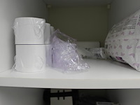 Inhoud houten magazijnkast w.o. schrijfblokken, verbandmiddelen, spuitbussen, rekenmachines en verlengkabels. - afbeelding 2 van  8