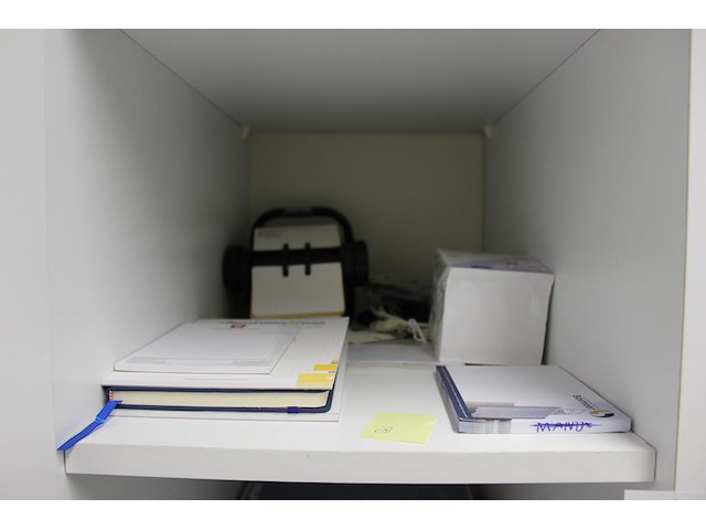 Inhoud houten magazijnkast w.o. schrijfblokken, verbandmiddelen, spuitbussen, rekenmachines en verlengkabels. - afbeelding 3 van  8