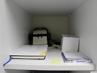 Inhoud houten magazijnkast w.o. schrijfblokken, verbandmiddelen, spuitbussen, rekenmachines en verlengkabels. - afbeelding 3 van  8