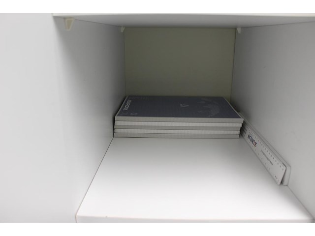 Inhoud houten magazijnkast w.o. schrijfblokken, verbandmiddelen, spuitbussen, rekenmachines en verlengkabels. - afbeelding 4 van  8