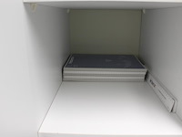 Inhoud houten magazijnkast w.o. schrijfblokken, verbandmiddelen, spuitbussen, rekenmachines en verlengkabels. - afbeelding 4 van  8